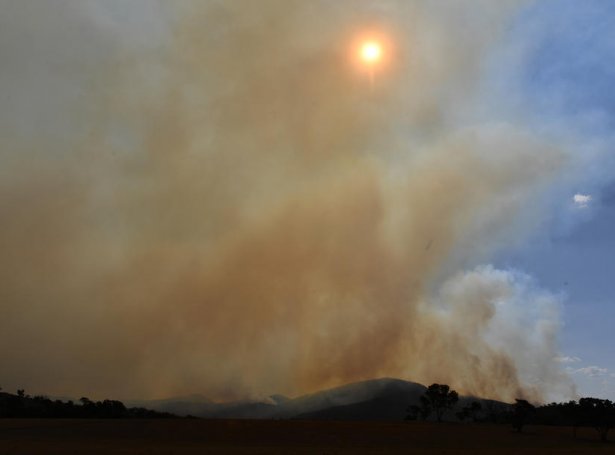 Eldurin nærkast Canberra (Mynd: EPA)