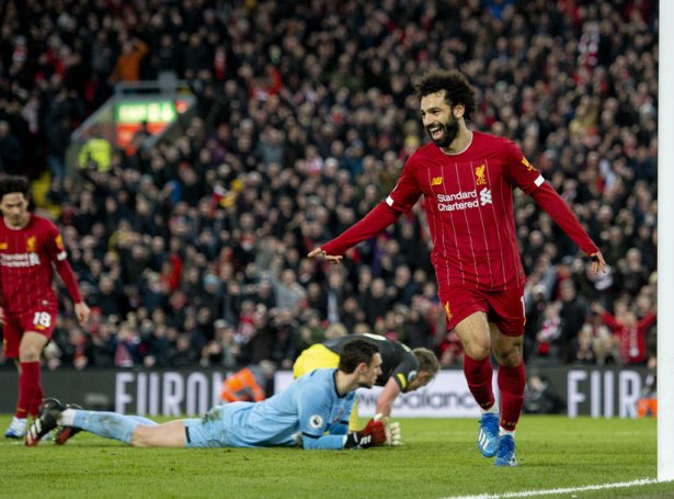 Mohammed Salah skoraði tvey tey seinastu málini hjá Liverpool í 4-0 sigrinum á Southampton, ið annars stríddist sera væl á Anfield í dag (Mynd: EPA)