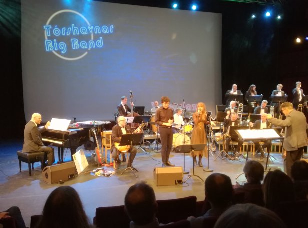 Eyðfinn B. Lamhauge og Dania O. Tausen syngja vinnarasangin á odda fyri Tórshavnar Big Band í gjárkvøldið