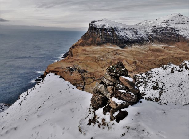 Gásadalur, Heinanøva 612m og hægstafjall í Vágum Árnafjall 722m