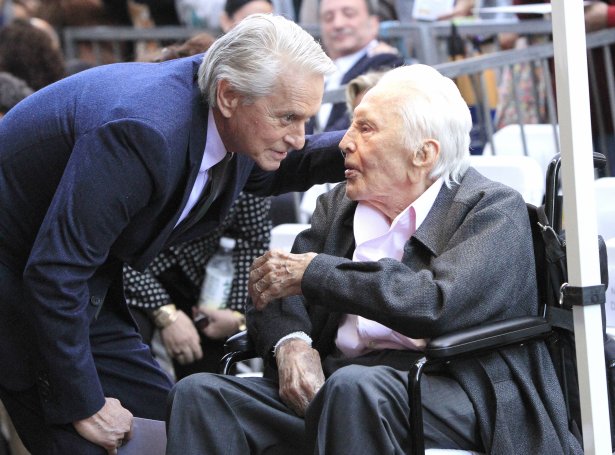 Kirk Douglas tosar við sonin Michael. Myndin er frá 2018 (Savnsmynd: EPA)