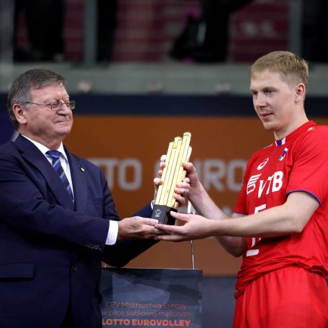 Aleksandar Boričić handar liðskiparanum steyp tá Russland vann evropameistaraheitið í Polandi í 2017 (Savnsmynd: EPA)