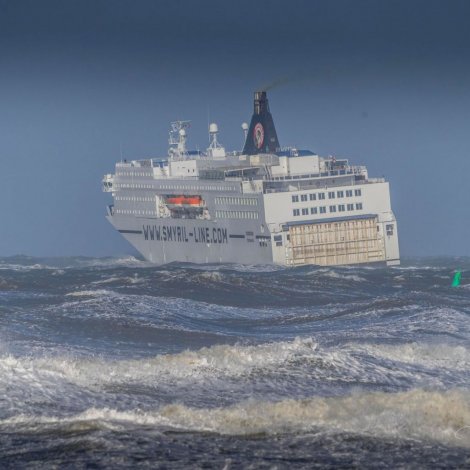 Norrøna bíðar eftir betri veðri: Sleppur ikki at bryggju í Hirtshals