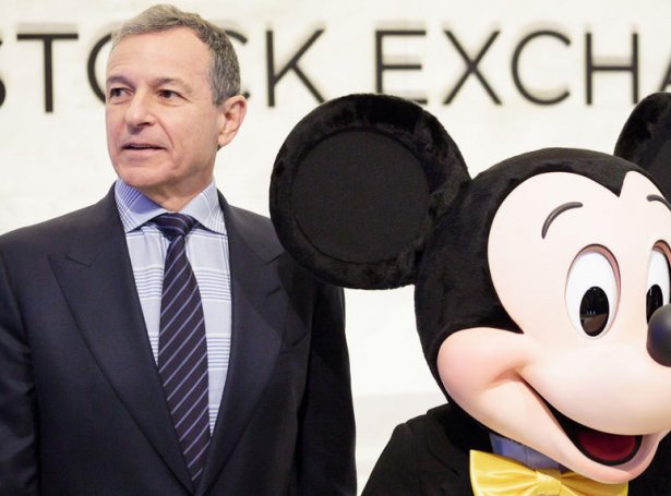 Bob Iger, nú fyrrverandi forstjóri hjá Walt Disney-samtakinum, saman við maskottinum, Mickey Mouse (Mynd: EPA)