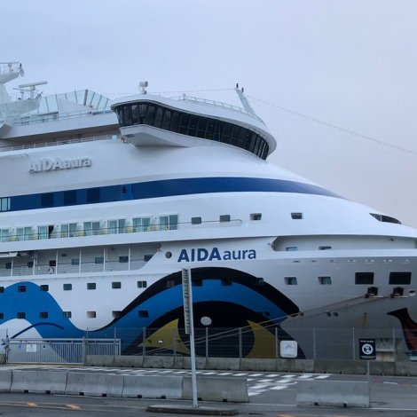Ferðamannaskip bíðar eftir kanningarúrsliti
