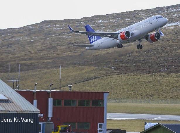 SAS hevur ikki flogið millum Føroyar og Danmark í vetur - hetta kemur í gongd aftur um mánaðarskiftið (Mynd: Jens Kr. Vang)