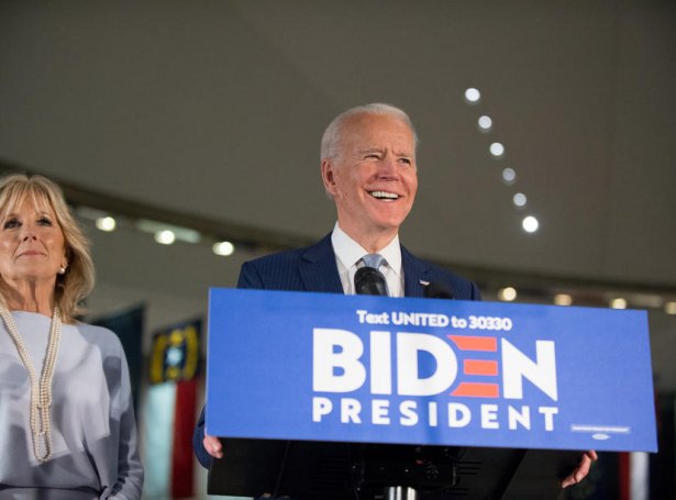 Joe Biden hevur nógv at fegnast um í hesum døgum. Hann hevur seinastu vikuna vunnið 14 statir og tikið øll á bóli (Mynd: EPA)