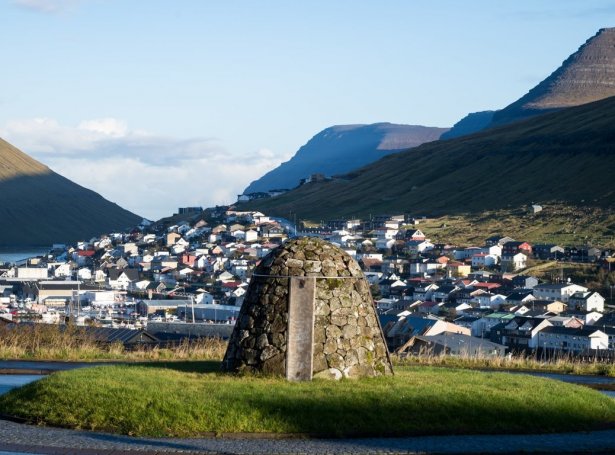 Øll starvsfólk hjá kommununi, ið hava møguleikan fyri tí, skulu arbeiða heimanfrá. Um ein hevur verið uttanlanda, skal man ikki koma til arbeiðis í eina viku (Mynd: Klaksvíkar kommuna)