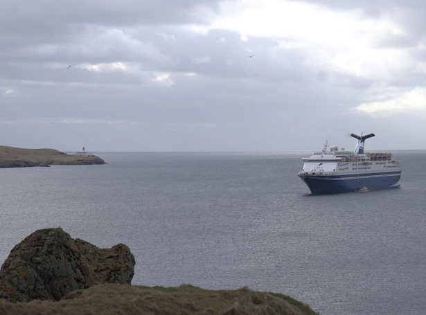 Ferðamannaskipið Magellan uttan fyri Lerwick (Mynd: Shetland News)