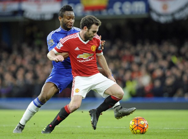 John Obi Mikel, her í dysti fyri Chelsea í Premier League. Hann slær fast, at tað er meira í lívinum enn fótbóltur (Mynd: EPA)