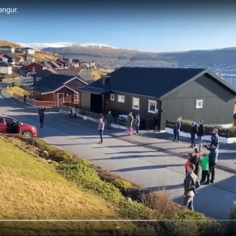 Video: Syngja felagssang í dýrdarveðri á Strondum