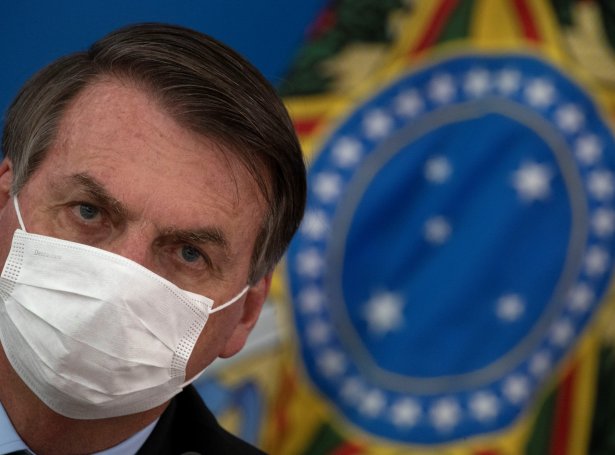7. juli boðaði brasilski forsetin,Jair Bolsonaro, frá at hann var smittaður við korona. Síðan tá hevur hann verið avbyrgdur í heimi sínum (Mynd: EPA)