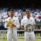 Novak Djokovic (t.v.) eftir ein finalusigur á Roger Federer. Seinnapartin í morgin skal royndi serbin verja sítt heiti móti einum nógv yngri spanióla (Mynd: EPA)