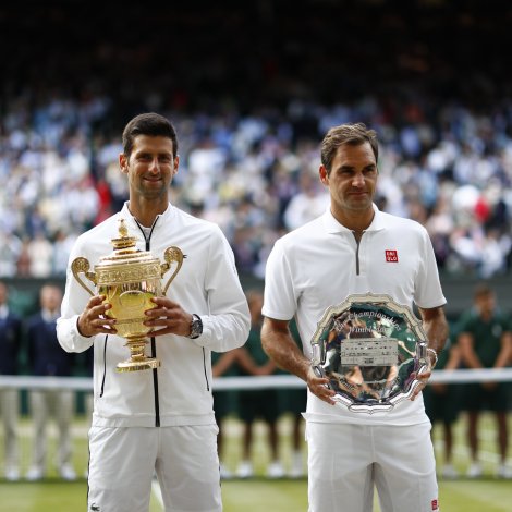 Serbin Novak Djokovic (t.v.) vann Wimbledon í fjør. Finalan var móti sveitsisku Wimbledon-legenduni, Roger Federer, sum hevur vunnið kappingina átta ferðir (Mynd: EPA)