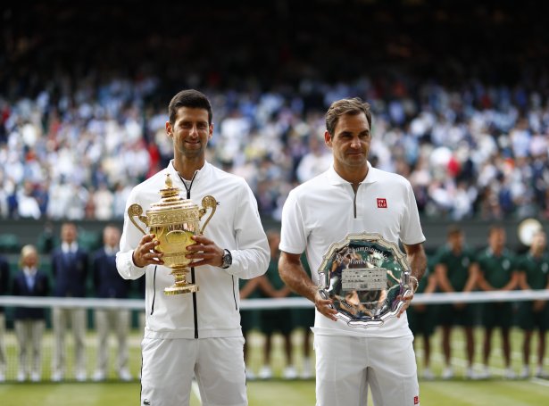 Novak Djokovic (t.v.) eftir ein finalusigur á Roger Federer. Seinnapartin í morgin skal royndi serbin verja sítt heiti móti einum nógv yngri spanióla (Mynd: EPA)