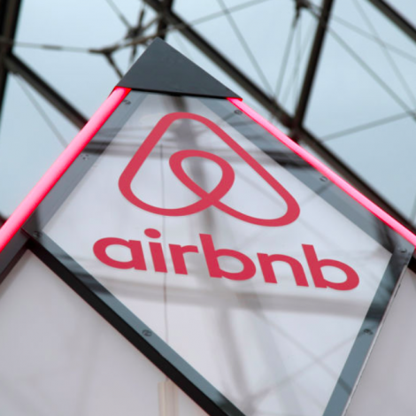 Bóka Airbnb-bústaðir í Ukraina – men hava ongar ætlanir um at gista