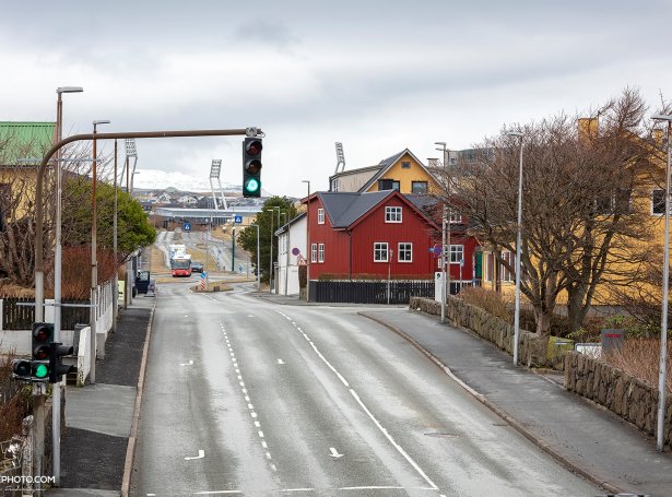 Grønt ljós, men eingir bilar. Høvuðsstaðurin í mars 2020 (Mynd: Ólavur Frederiksen / Faroephoto)