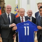 Putin, forseti saman við Gianni Infantino, Fifa-aðalskrivara, og øðrum fótbóltstoppum í sambandi við HM 2018 (Mynd: EPA)