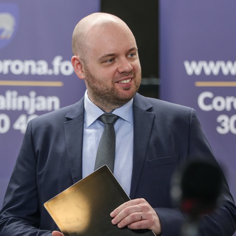 Óli Hans Olsen fór frá sum stjóri í Vørn 1. juni. Síðani hevur Jóhan Simonsen verið virkandi stjóri - nú flyta Leivur Persson og Arbeiðs- og brunaeftirlitið til Vørn