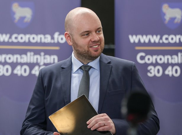 Óli Hans Olsen fór frá sum stjóri í Vørn 1. juni. Síðani hevur Jóhan Simonsen verið virkandi stjóri - nú flyta Leivur Persson og Arbeiðs- og brunaeftirlitið til Vørn