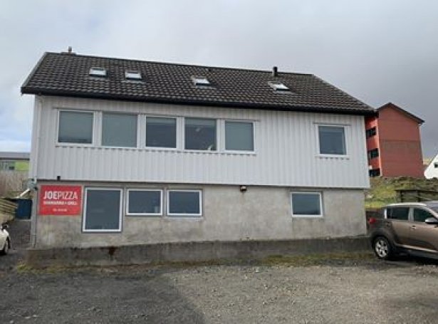 Pitsamatstaðið fer at verða Í kjallaranum, har posthúsið var (Mynd: Joe Pizza)