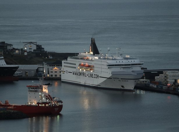 Norrøna í skýmingini í kvøld (Mynd: Sverri Egholm)