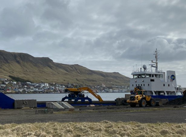 Landsverk hevur heitt á Tvøroyrar kommunu um at fáa loyvið til at avskipa grót, sum kemur úr í Porkeri, av Drelnesi í eitt avmarkað tíðarskeið. Tað er M/S Havfrakt, sum skal flyta grótið um Suðuroyarfjørð (Mynd: tvk.fo)