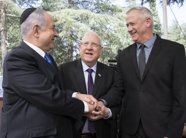 Netanyahu (t.v) og Gantz (t.h) verða innsettir av forsetanum Reuven Rivlin (Mynd: EPA)