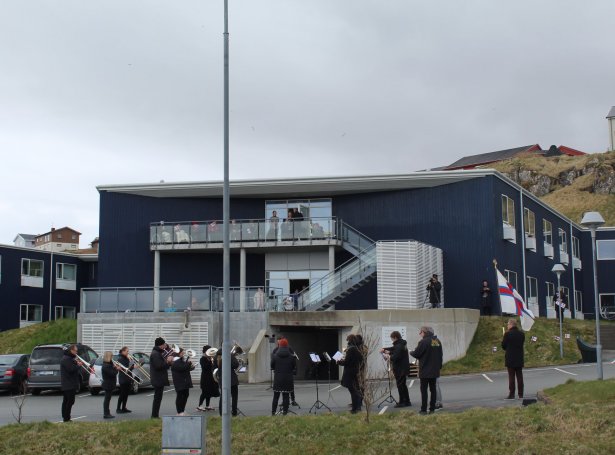 Frá flaggdagshaldinum við Boðanesheimið í Havn undir koronastongslinum í vár (Savnsmynd)