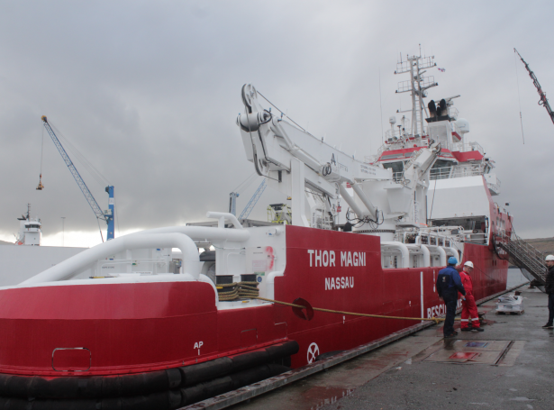 Thor Magni júst komin á Havnina úr Afrika at skifta manning og fáa útgerð umborð, áðrenn hann skal víðari til Kanada. Mynd Jan Müller