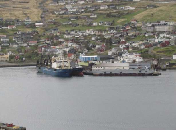 MV Arctica liggur á Vestmanna í samband við umskiping (Mynd: Vestmanna kommuna)