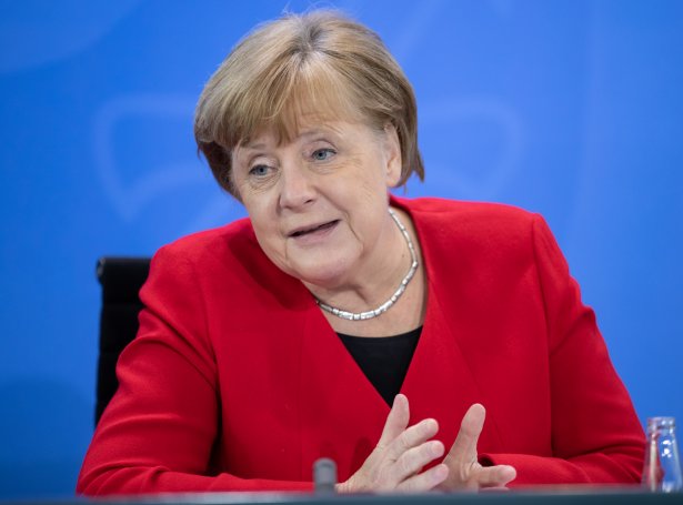 Angela Merkel á tíðindafundi í gjár (Mynd: EPA)
