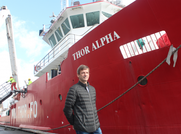 Andras Ellingsgaard á brúnni á Thor Alpha á flestu av heimsins høvum øll tey 12 árini, síðani skipið varð bygt á Skála. Mynd Jan Müller