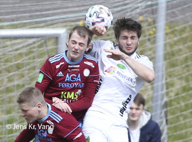 Bjarki Nielsen í dysti fyri AB móti B36 í 2020 . Stutt seinni skifti hann í hvítt - nú fer hartarbeiðandi og vandamikli vongurin aftur at hava heimavølli hinumegin brúnna (Savnsmynd: Jens.Kr. Vang)