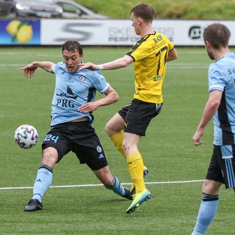 Gunnar Vatnhamar í dystinum móti NSÍ seinasta fríggjakvøld, ið Víkingur vann 1-0 (Mynd: Sverri Egholm)