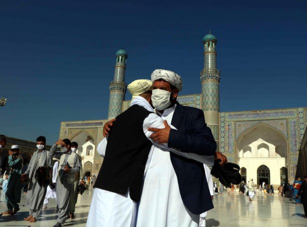 Muslimar í Herat, Afghanistan hittast til morgunbøn í sambandi við Eid al-Fitr, ið markerar endan á ramadan (Mynd: EPA)