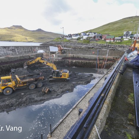 Myndir: Bátahylurin niðri í Urð tømdur