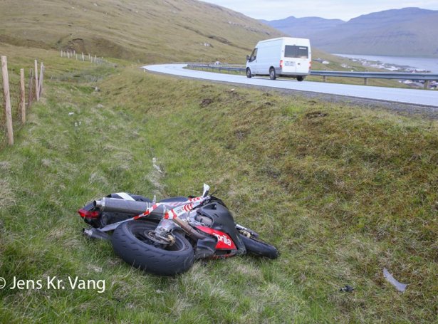 Motorsúkklan endaði í grasinum við vegjaðaran (Mynd: Jens Kr. Vang)