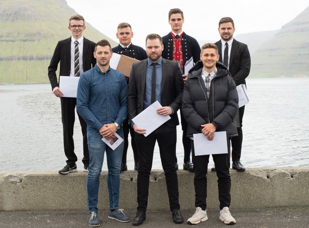 Skipsatstøðingar: Ovast fv: John Sigurd Danielsen, Kjartan í Homrum, Búgvi Fagraklett, Óli Hansen. Niðast fv: Filip Jojic, Jákup Ebbe Bærentsen, Julian Olsen. Jóan Magnus Johannesen væntar á myndini.