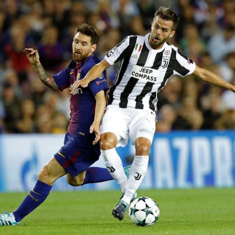 Miralem Pjanic í dysti móti FC Barcelona, sum hann framyvir fer at umboða (Mynd :EPA)