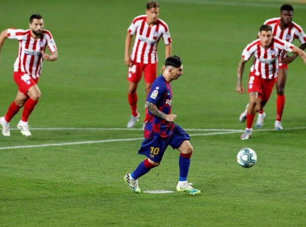 (Lionel Messi var ísakaldur tá hann skeyt sítt mál nummmar 700. Mynd: EPA)