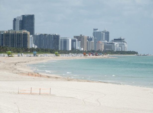 Vanliga eru sera nógv fólk á strondini, men nú er tómt á Miami Beach (Mynd: EPA)