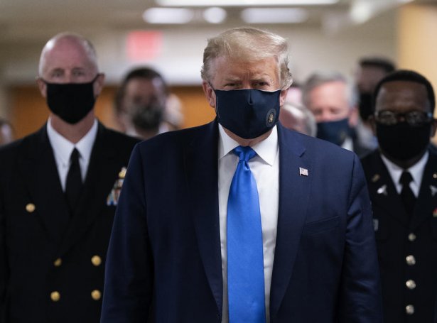 Trump vitjar Walter Reed National Military Medical Center í Maryland (Mynd: EPA)