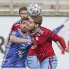 Hannes Debois vinnur nærdyst við Boris Dosljak, annan av málskjúttunum hjá KÍ í 2-0 dystinum (Mynd: Jens Kr. Vang)