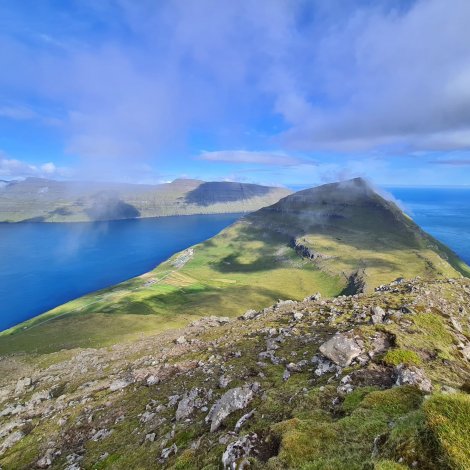 Myndir: Sigatindur omanfyri Leirvík