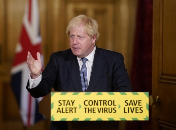Boris Johnson á tíðindafundinum fríggjadagin. (Mynd: EPA)