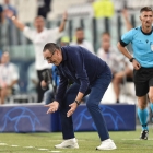 Maurizio Sarri hevur fignið sekkin í Juventus eftir vónbrotið í Champions League Fríggjakvøldið. (Mynd: EPA)