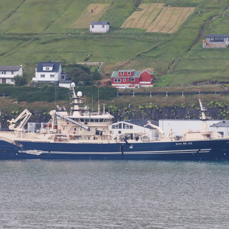 Íslendskt uppsjóvarskip landar makrel í Fuglafirði