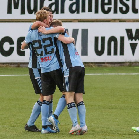 Víkingarnar fegnast um 2-1 málið, ið Ari Olsen skoraði eitt korter fyri leiklok (Mynd: Sverri Egholm)