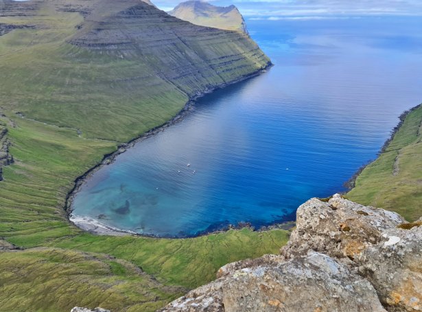 Hugni við seglbátum á Víðvík